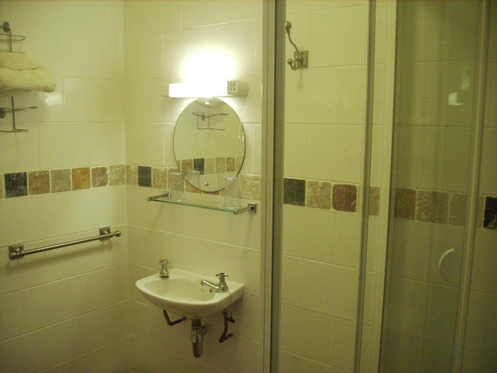 Singlecote 3*